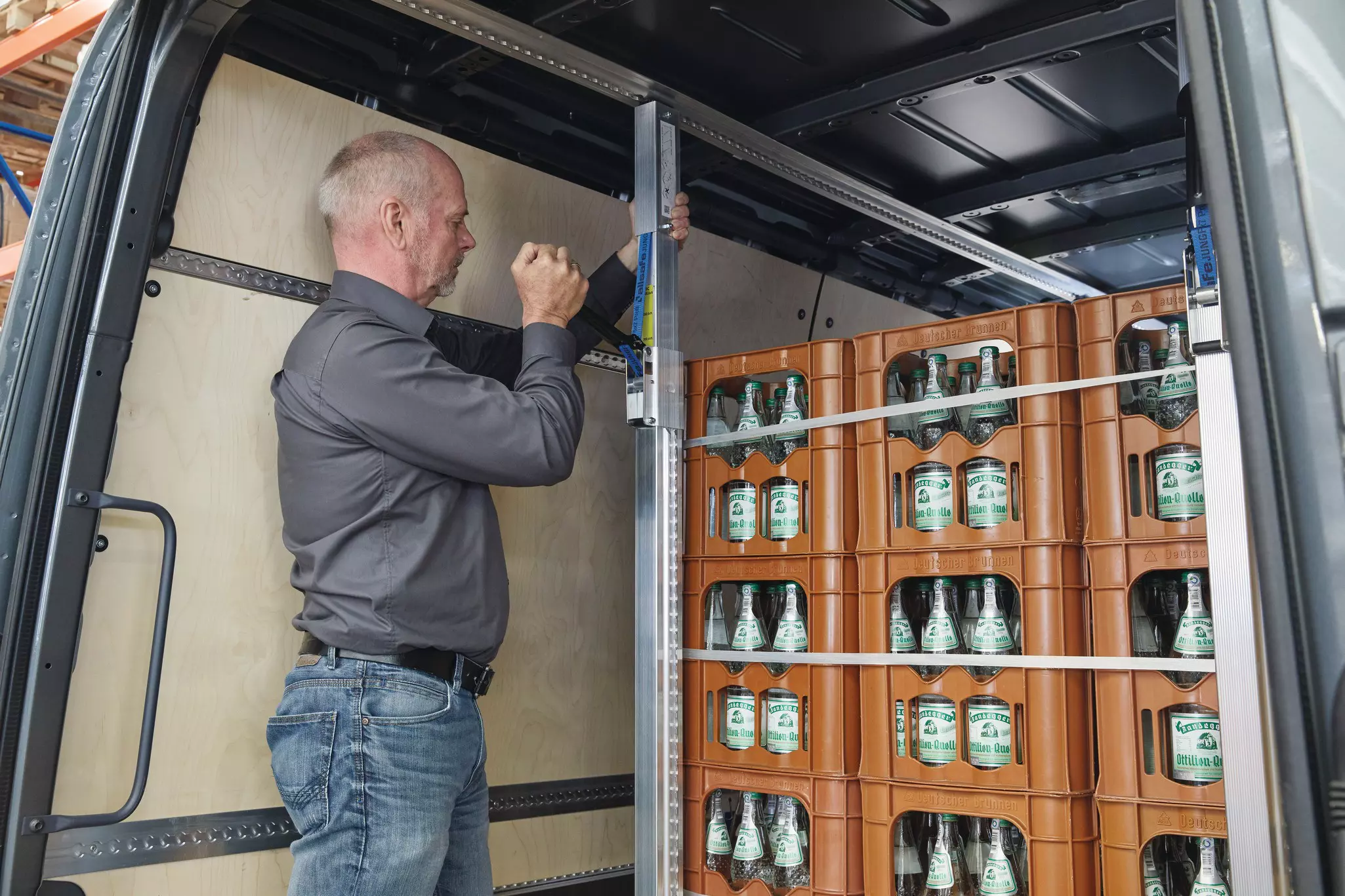 Sperrbalken sichert Ladung von Glasflaschen