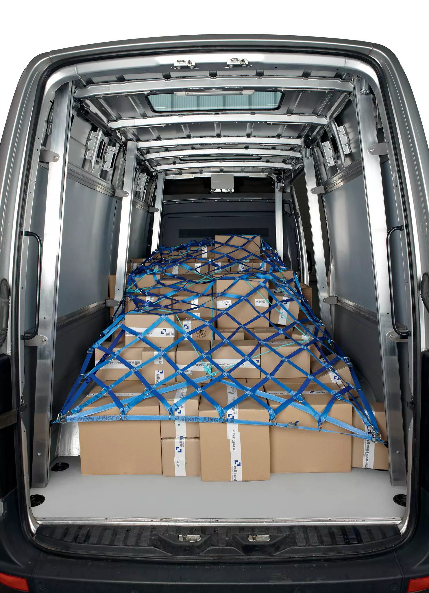 Großes blaues Ladungssicherungsnetz über gestapelten Kartons im Heck eines Transporters