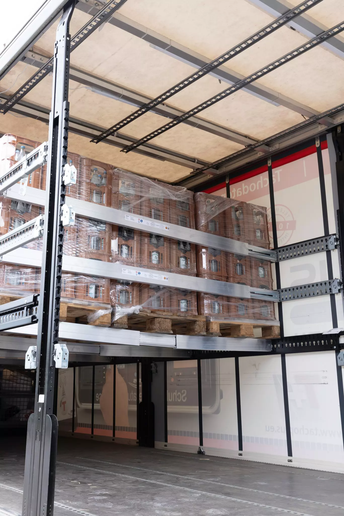 Auf Palette gesicherte Holzkiste