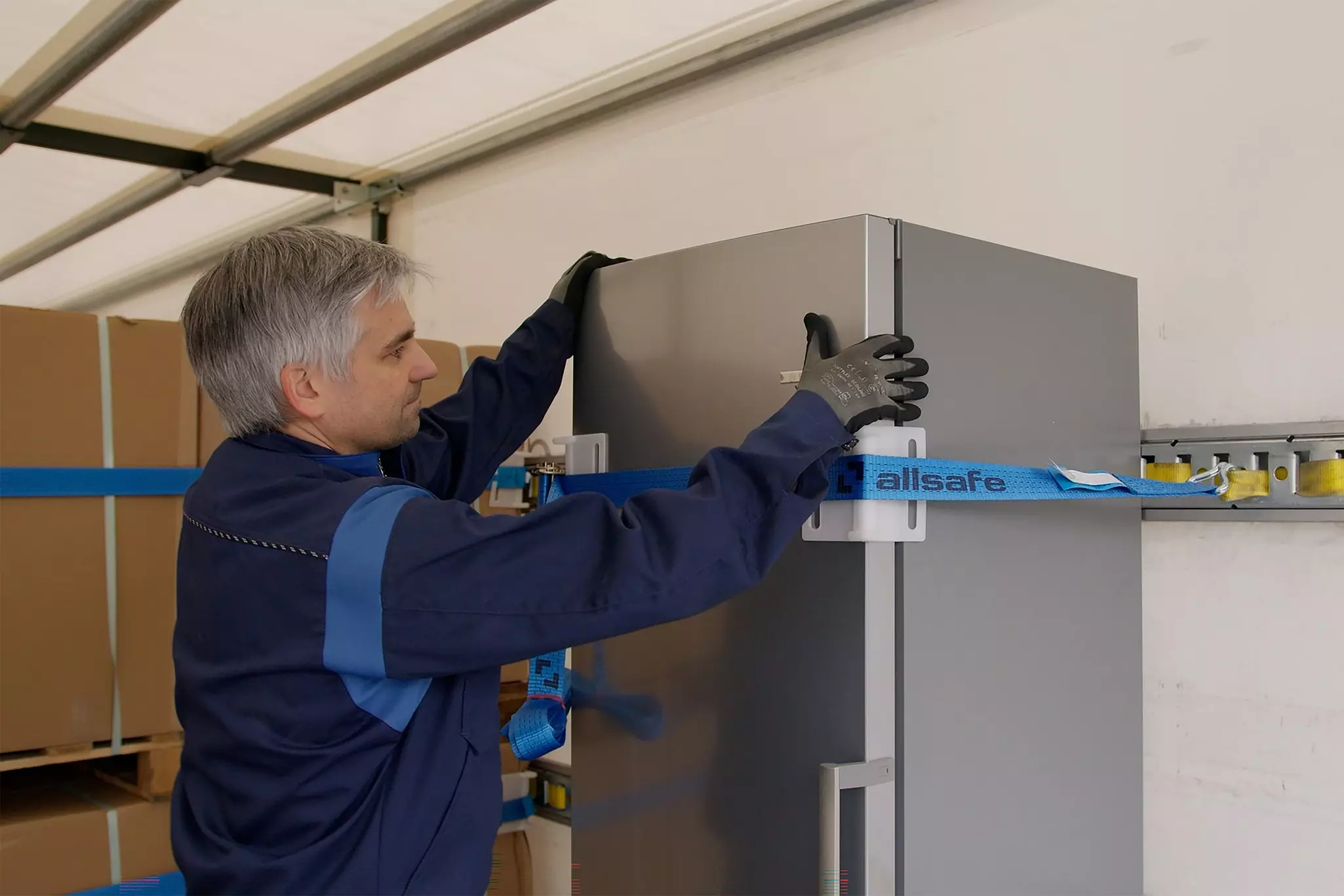 Fahrer sichert Ladung